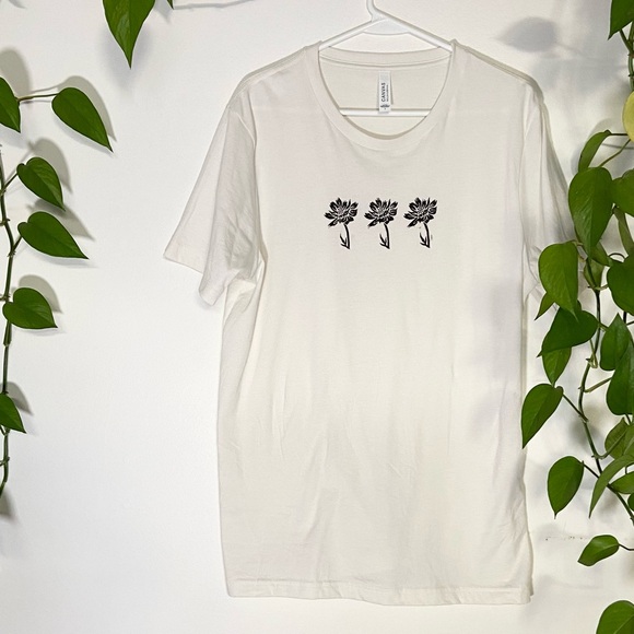 🌹 SOLD 🌹 Cosmos 🌿 printed Bella + Canvas t-shirt - Picture 8 of 8